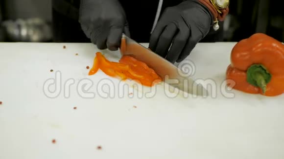 一位女厨师在餐馆的厨房切菜视频的预览图