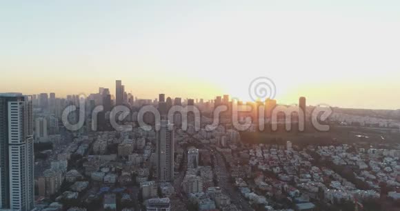 在以色列中东城市特拉维夫上空日落时的鸟瞰图现代城市景观的天际线景观视频的预览图