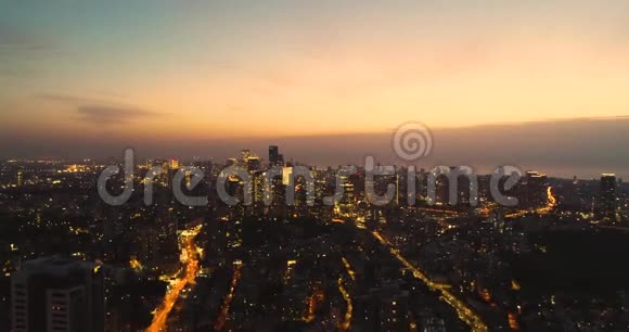 鸟瞰特拉维夫上空夜间日落中东城市灯光在以色列现代城市的天际线景色视频的预览图