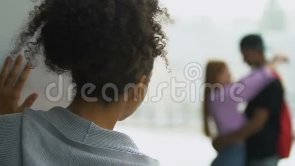 愤怒的混血女孩看男友在户外出轨心碎的青少年视频的预览图