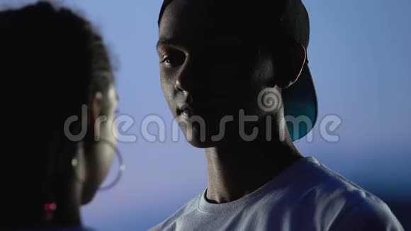 爱着非裔美国夫妇温柔地拥抱在夜空中情感视频的预览图