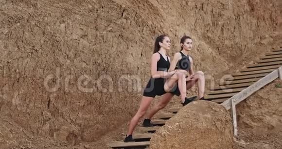 两位有魅力的年轻女性在早上一起锻炼努力锻炼有健康的生活方式视频的预览图