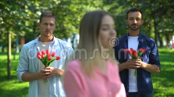 女人对男人过分关注感到恼火男人拿着花背景视频的预览图
