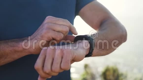 人类用智能手表的手视频的预览图