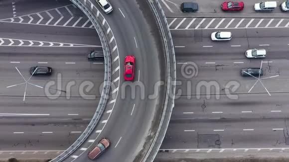 桥上城市交通的鸟瞰图视频的预览图