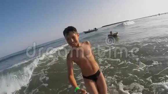 男孩跳回波浪式的水面上视频的预览图