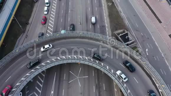 大城市大桥交通交汇处鸟瞰图视频的预览图