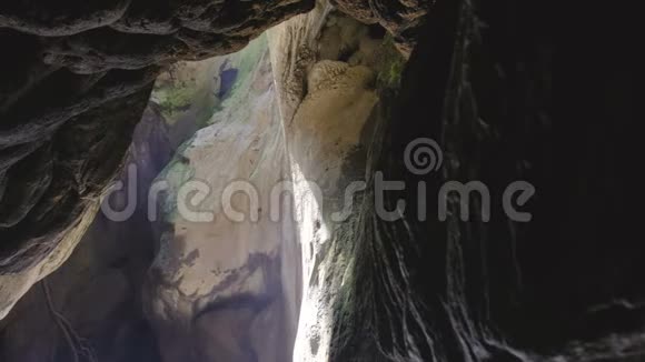 神秘的石窟岩石上雕刻着艺术的面孔视频的预览图