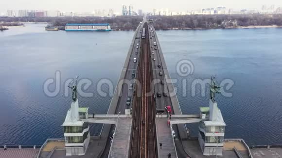 地铁列车在桥上行驶高速公路大桥的空中交通视频的预览图