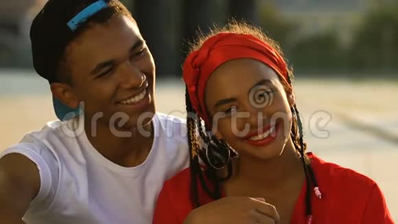 微笑的年轻夫妇拥抱和触摸前额享受户外关系视频的预览图