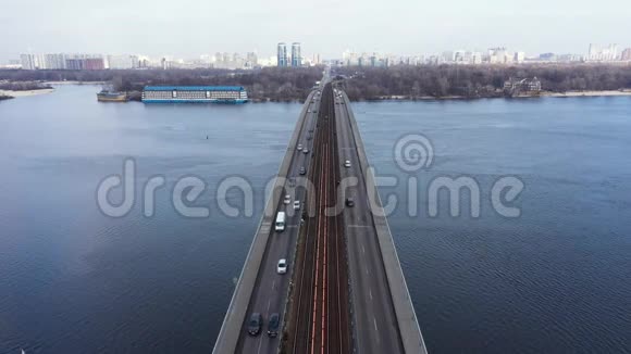 乌克兰基辅地铁大桥的鸟瞰图视频的预览图