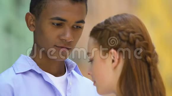 红发女性用爱情触摸黑男友的脸浪漫的约会视频的预览图