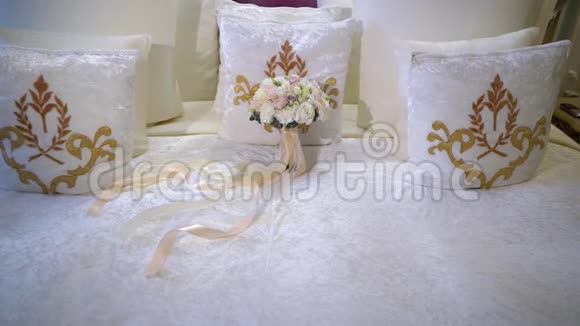 卧室配有白色玫瑰花的婚礼花束视频的预览图