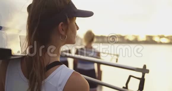 女性划手在河边的肖像视频的预览图