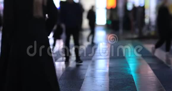 在新宿东京的十字路口行走的人夜间雨天视频的预览图