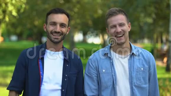 男性朋友在户外的镜头上挥舞拳头微笑真正的友谊视频的预览图