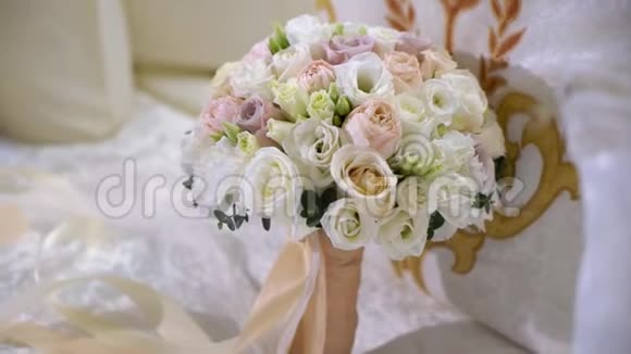 卧室配有白色玫瑰花的婚礼花束视频的预览图