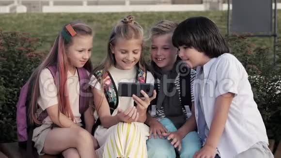 情绪化的孩子在户外看电话和聊天视频的预览图