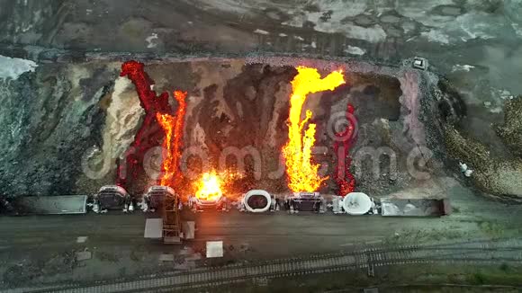 在冶金厂从内燃机车油箱中倒入熔渣空中景观视频的预览图