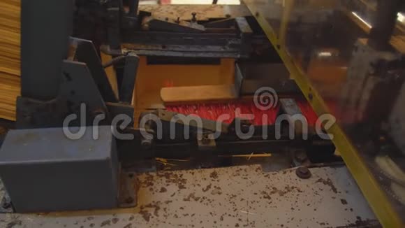 生产中木箱的供应视频的预览图
