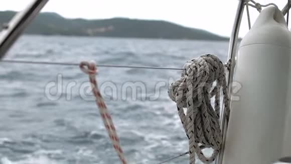 在亚得里亚海的游艇上视频的预览图
