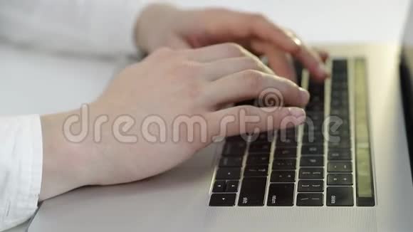 一个商人的特写他的手在笔记本电脑上打字手指按下笔记本电脑的钥匙视频的预览图