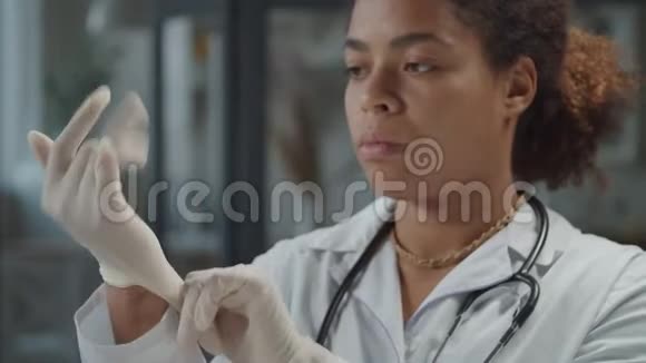 严重的女性医生调整医疗手套视频的预览图