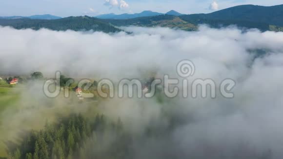 早晨的山村被云层覆盖视频的预览图