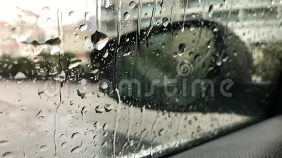 雨滴在车窗上视频的预览图