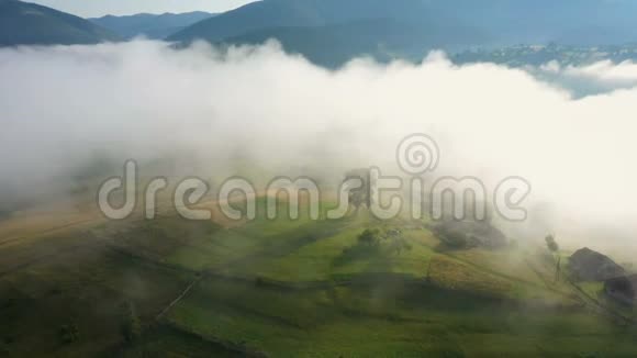 早晨的山村被云层覆盖视频的预览图