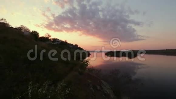 河上美丽的日落景色视频的预览图