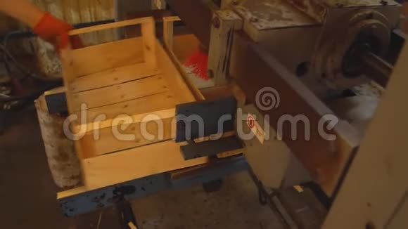 生产中木箱的供应视频的预览图