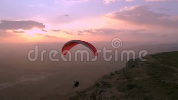 日落滑翔伞电影史诗极限运动视频的预览图