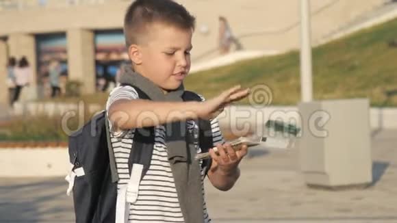 小男孩站着向空中投掷欧元视频的预览图
