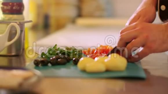菜板上用刀切番茄视频的预览图
