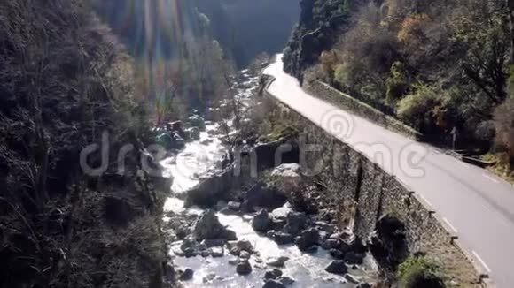 沿着这条公路的山河空中全景无人机可以看到一条风景优美的公路风景优美覆盖着视频的预览图
