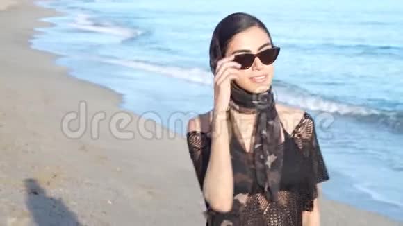 在海滩上欣赏海景的波斯女人视频的预览图