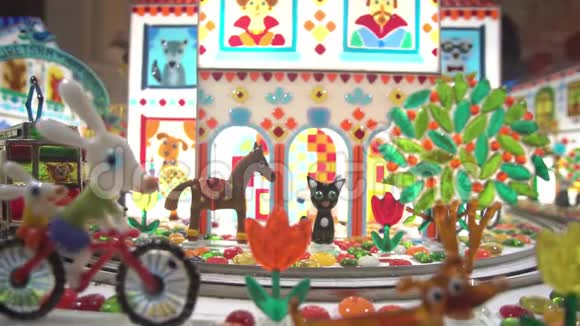 商店橱窗里五颜六色的焦糖玩具视频的预览图