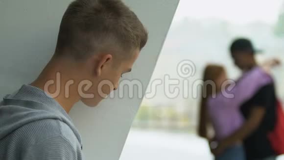 愤怒的白种人少年男子看女友出轨爱情失望视频的预览图