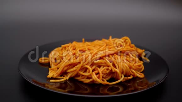 盘子里有番茄酱的美味意大利面视频的预览图