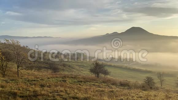 从拉纳山看风景捷克共和国波希米亚中部高地的薄雾早晨视频的预览图