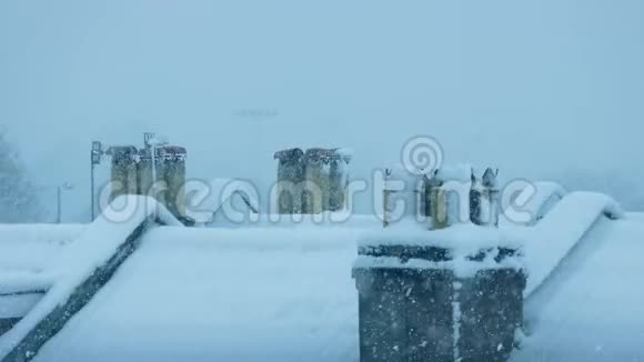 屋顶上的烟囱在下雪的时候视频的预览图