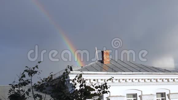 在屋顶上彩虹视频的预览图