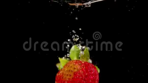 新鲜草莓掉在水里慢动作视频的预览图