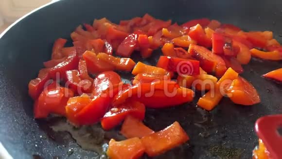 红辣椒片在煎锅上煎油滴向不同方向撒蒸汽视频的预览图