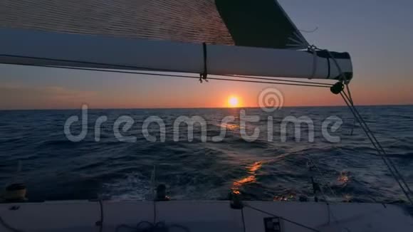 游艇或帆船上美丽的日出或日落视频的预览图