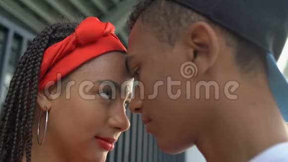 温柔的黑人青年夫妇摸着额头看着同一个方向未来视频的预览图