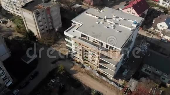 建筑起重机和在建建筑建筑工地视频的预览图