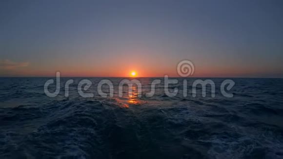 游艇或帆船上美丽的日出或日落视频的预览图