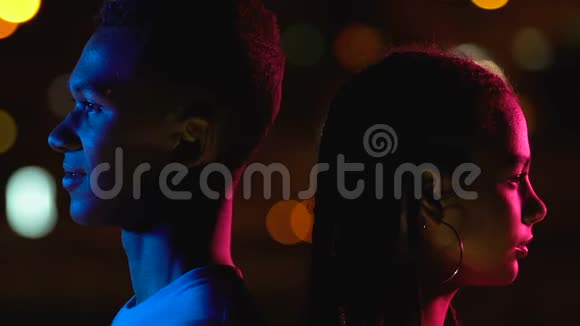 十几岁的小情侣在城市街道上闭着眼睛梦想着爱情视频的预览图